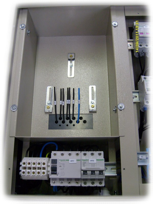 Staveništní rozváděč - svorky pro přívodní kabel, hlavní jistič, proudový chránič a příprava pro elektroměr